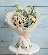 Букет цветов из:  Розы и Лизиантусы в Ржеве