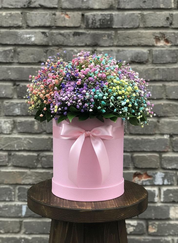 Цветочная композиция из Гипсофила и Розы в шляпной коробке в Ржеве