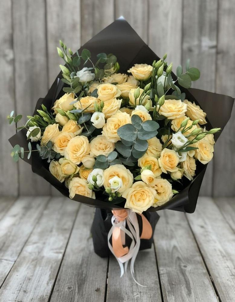 Букет цветов из: Розы и Лизиантусы в Ржеве