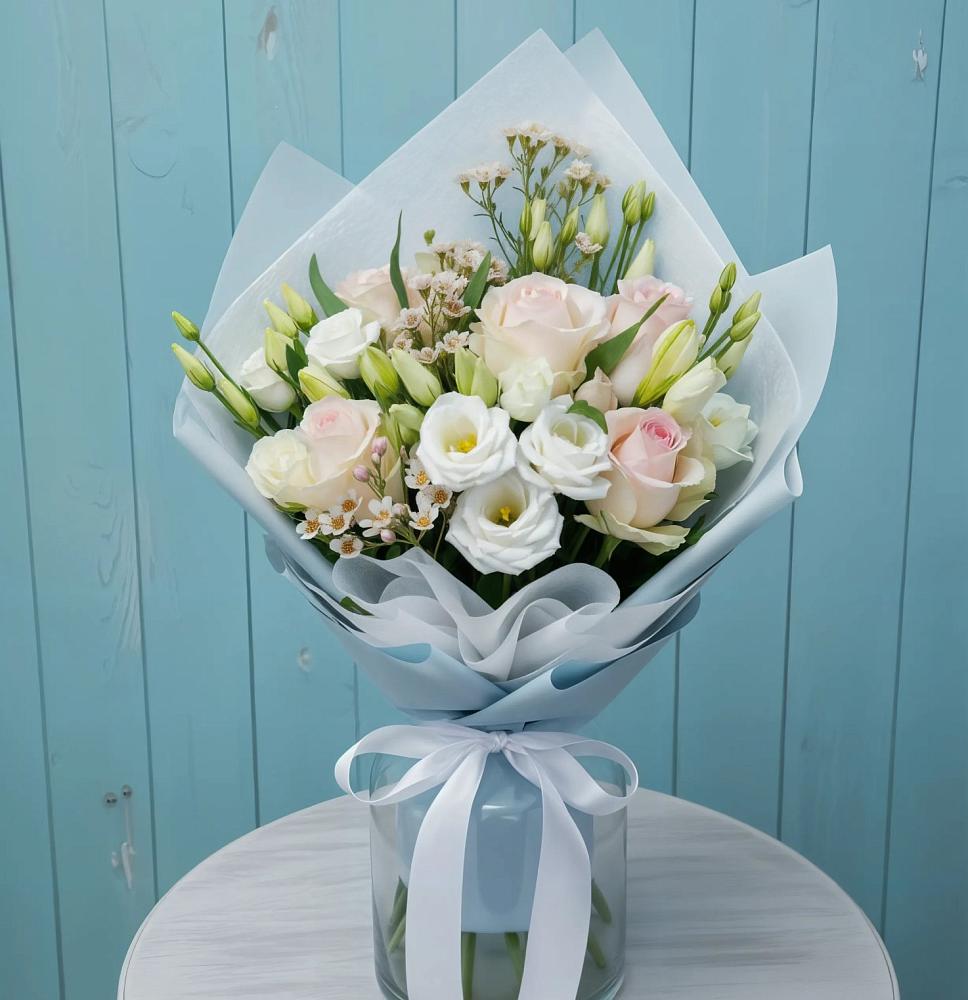 Букет цветов из: Розы и Лизиантусы в Ржеве