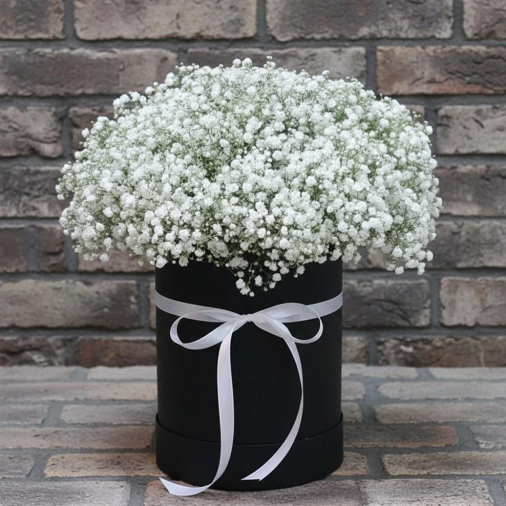 Цветочная композиция из Гипсофила в шляпной коробке в Ржеве