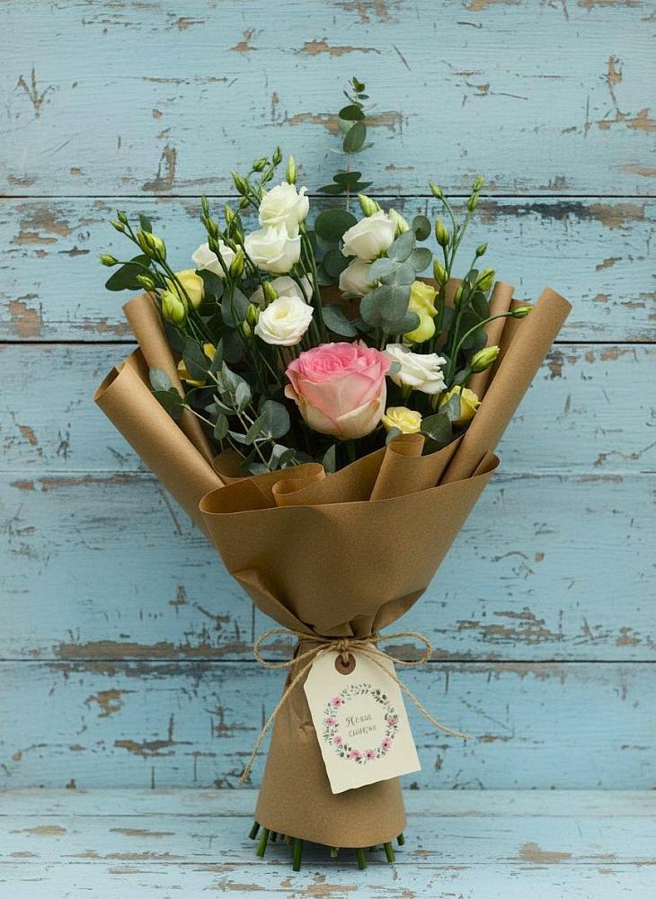 Букет цветов из: Розы и Лизиантусы в Ржеве