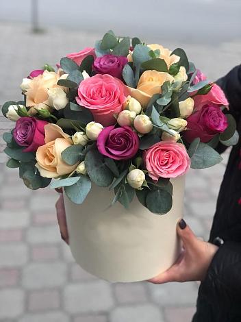 Цветочная композиция из Розы в шляпной коробке в Ржеве