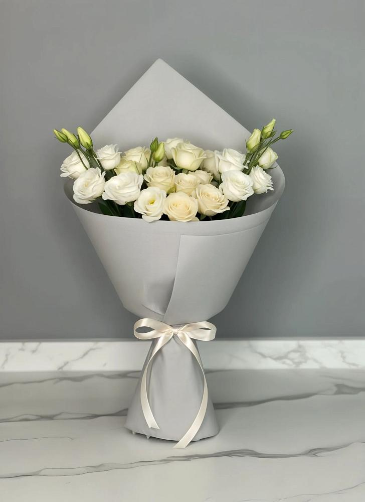 Букет цветов из: Розы и Лизиантусы в Ржеве