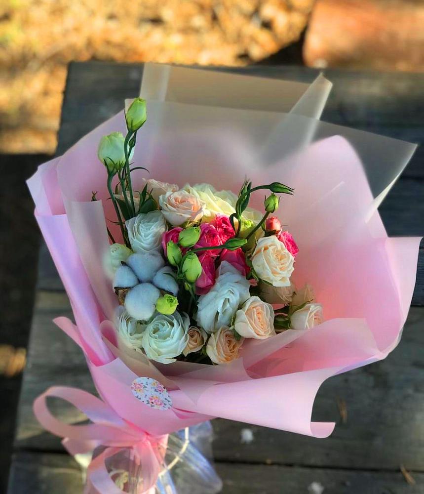 Букет цветов из: Розы и Лизиантусы в Ржеве