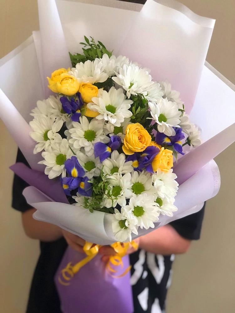 Букет цветов из: Ирисы, Хризантемы и Розы в Ржеве