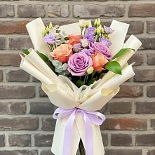 Букет цветов из:  Лизиантусы и Розы в Ржеве