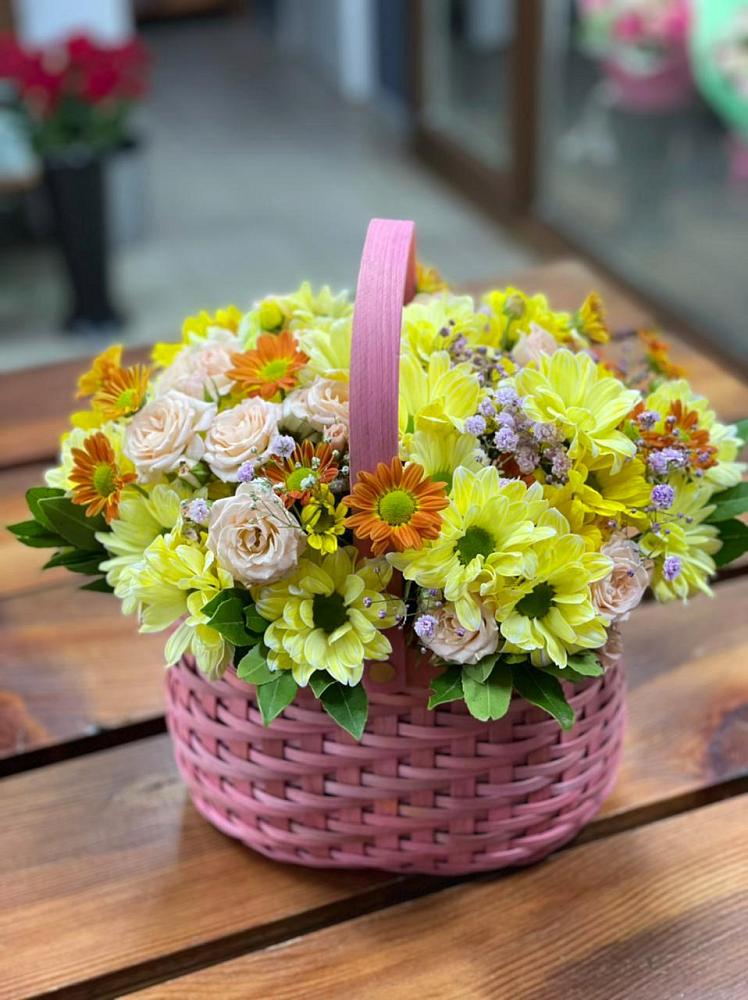Цветочная композиция из Хризантемы и Розы в корзине в Ржеве