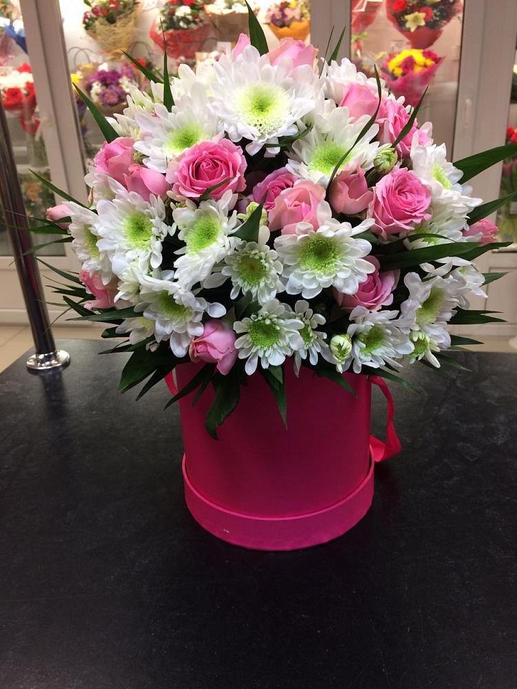 Цветочная композиция из Розы и Хризантемы в шляпной коробке в Ржеве