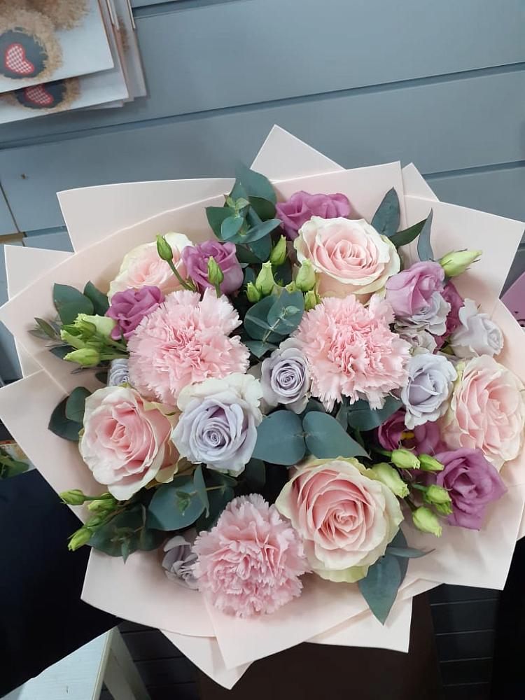 Букет цветов из: Розы, Гвоздики и Лизиантусы в Ржеве