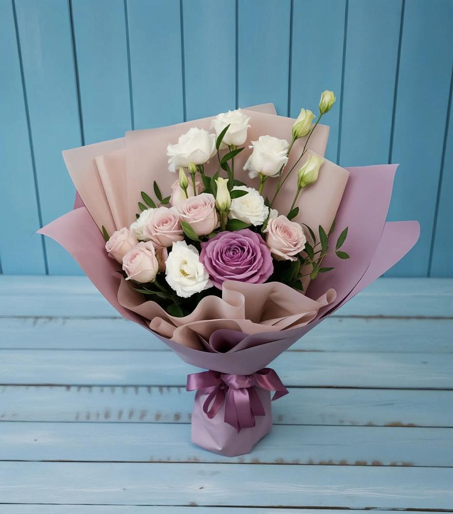 Букет цветов из: Розы и Лизиантусы в Ржеве